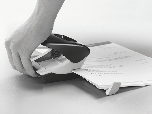 stapler, kantoorartikel, papier, documenten, hand