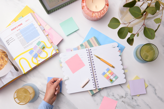 notebook, spiraalnotitieboek, sticky notes, kantoor bureau, potlood