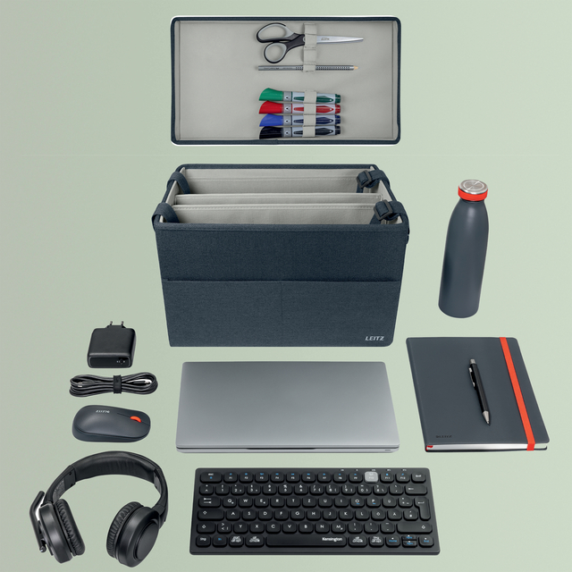 laptop, notitieboek, koptelefoon, waterfles, etui