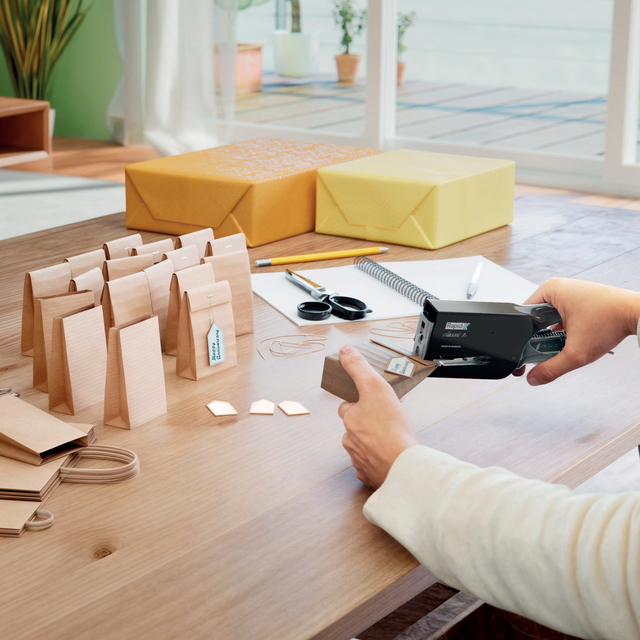 tape, stapler, kraftpapier, doos, knipwerk