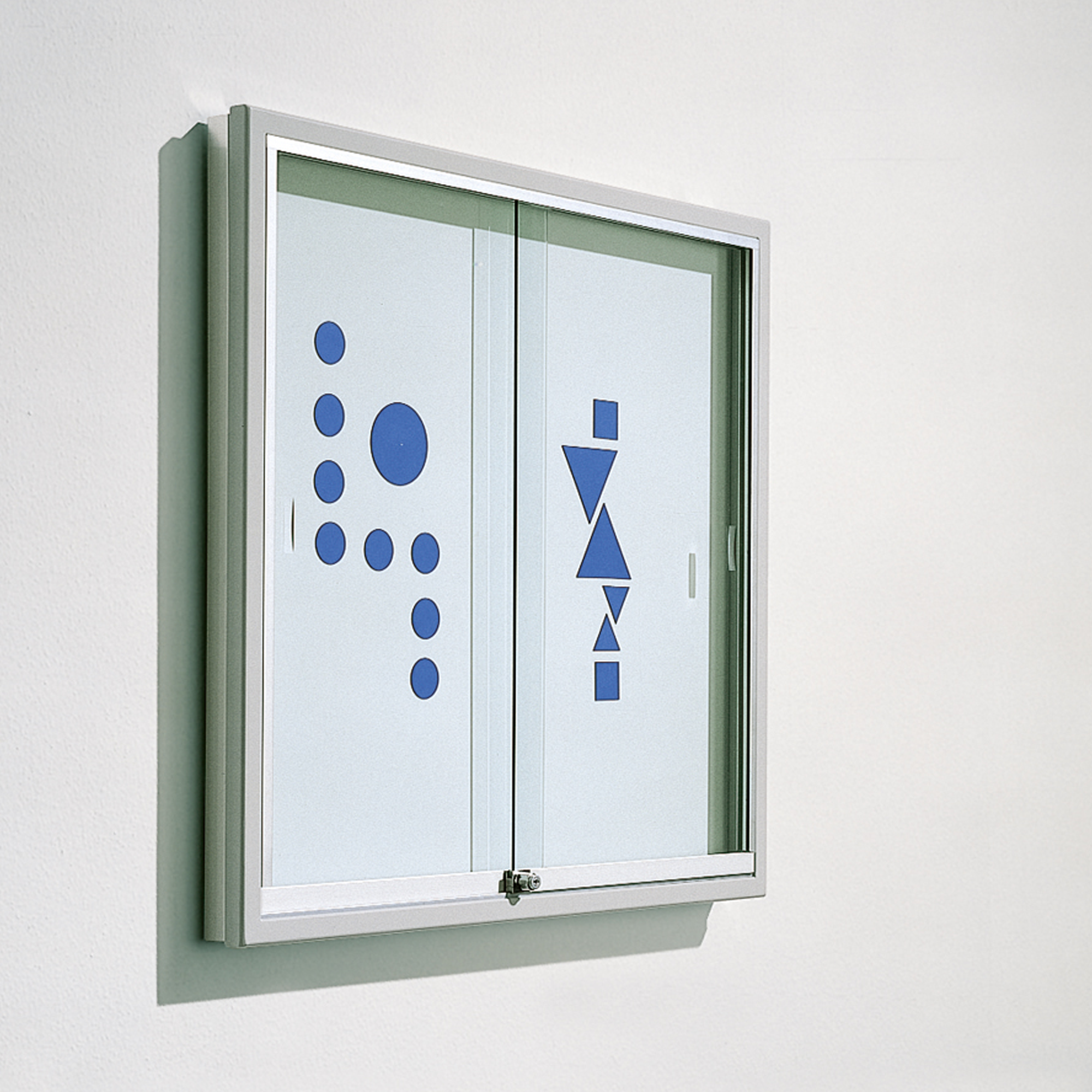 Informatievitrine met whiteboard achterwand
