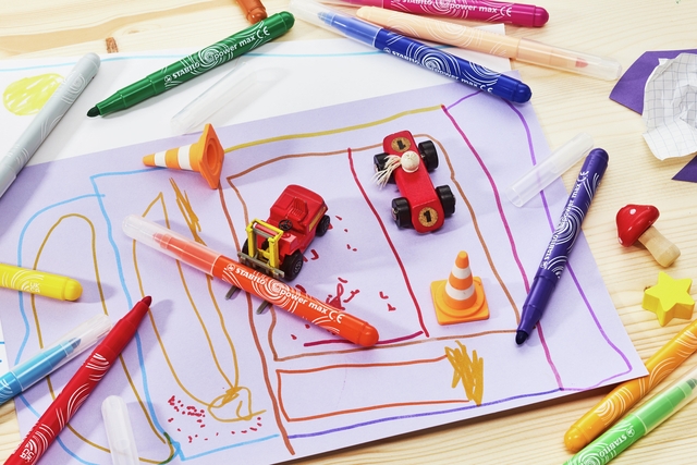 kindertekening, speelgoedauto, markers, tekenpapier, klei