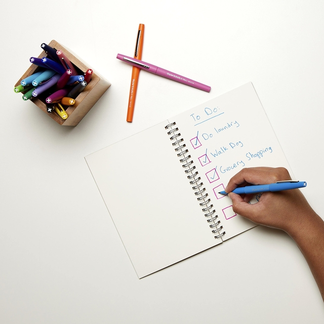kleurstiften, potloden, notitieboek, to-do lijst, handwriting