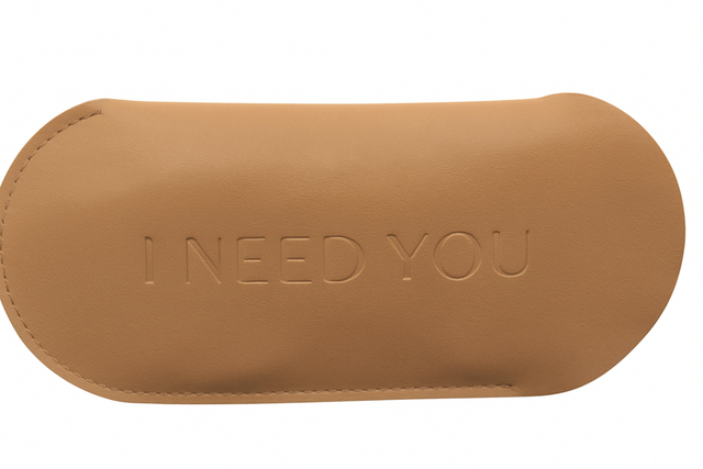 lederen case, tasje, tante kleur tan, gegraveerde tekst, I NEED YOU