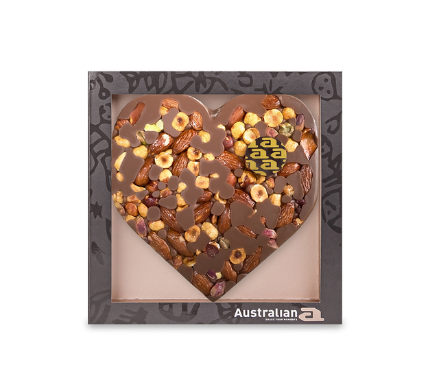 hartvormige chocolade, noten topping, melkchocolade, gemengde noten, cadeau doos