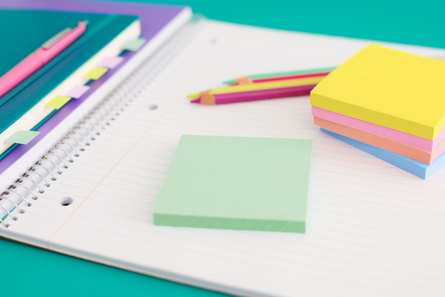 kantoorbenodigdheden, notitieblok, post-its, pennen, kleurig kantoor