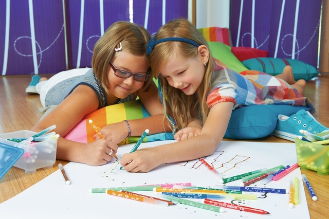 kinderen, tekenen, kleurpotloden, verfschilderkunst, zachte vloer