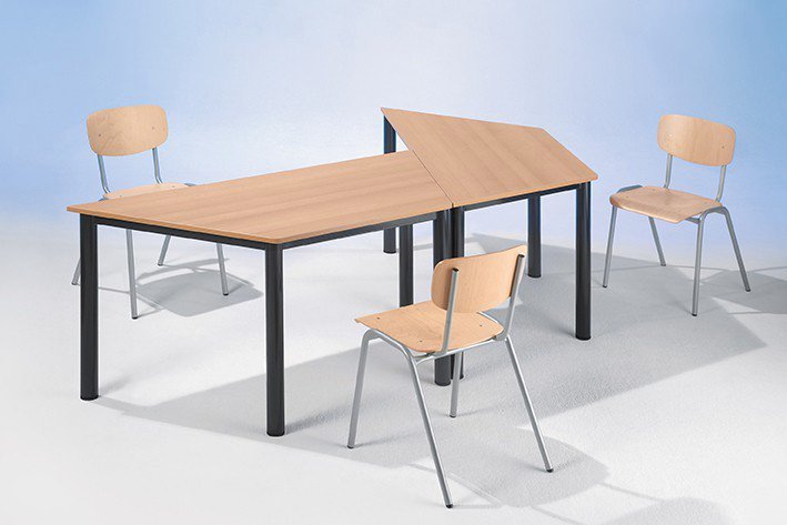 Trapeziumvormige tafel 130 x 65cm met gepoedercoate vierkante buispoten