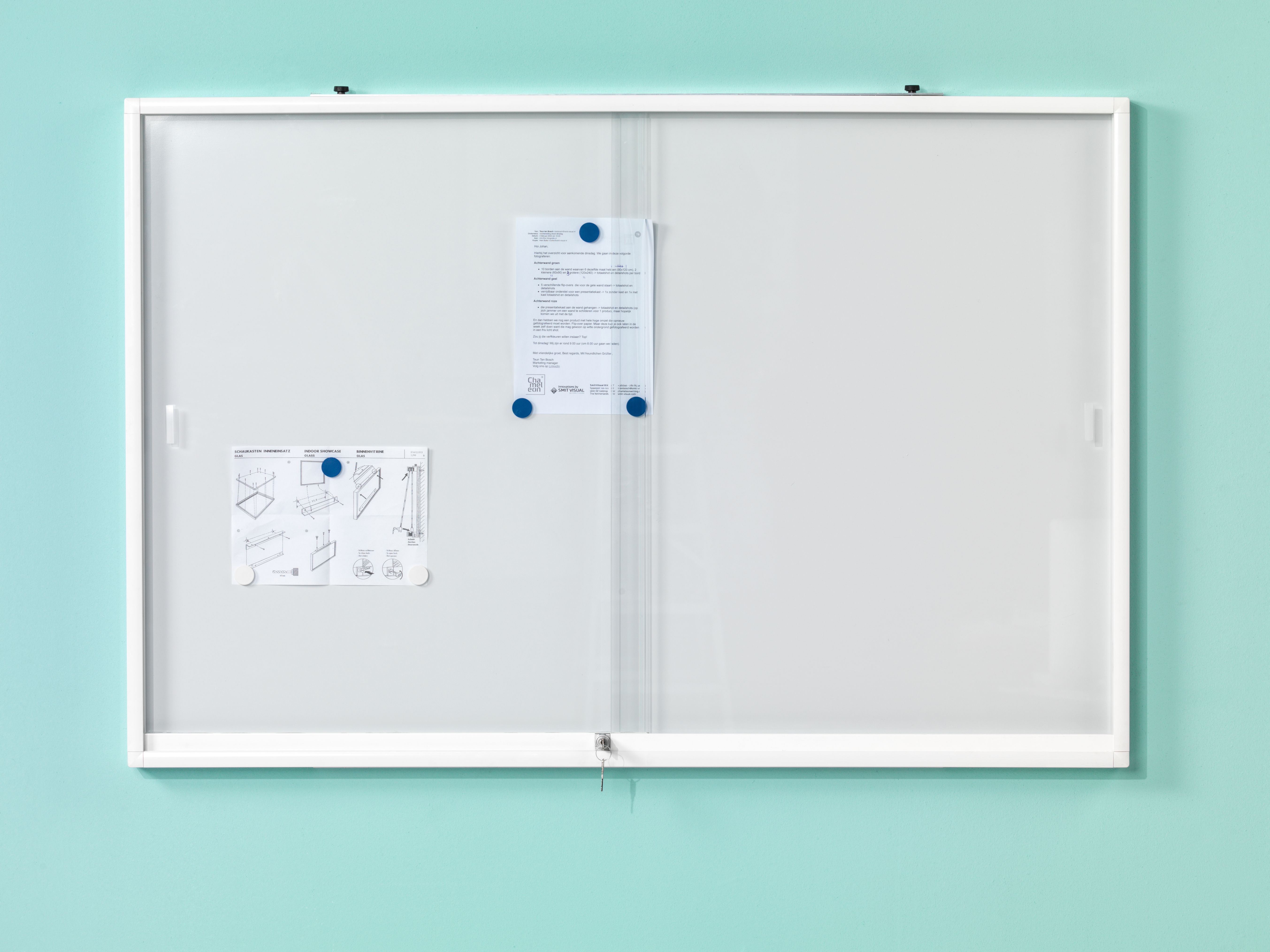 Binnenvitrine wit, plexigl. deuren, whitebord - 67x97 cm