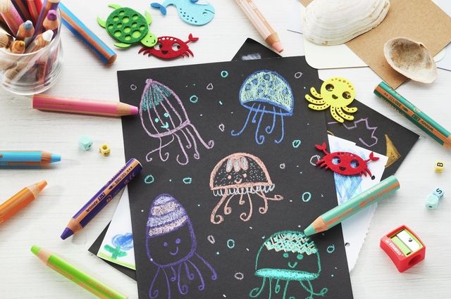 tekening op zwart papier, krijttekening, jellyfish, zeedier, artistiek project