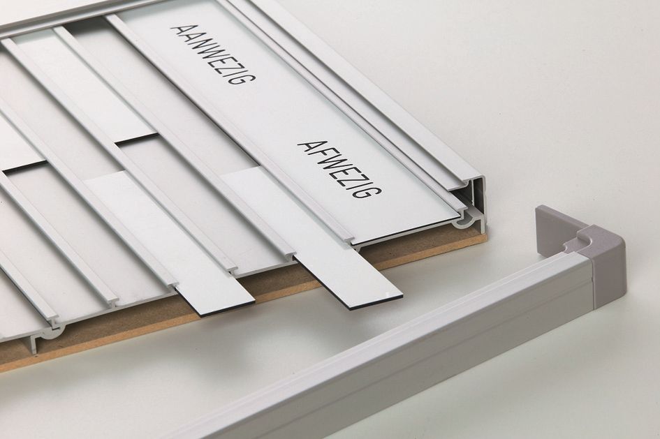 Set van 10 blanco naamplaatjes tbv presentiebord - 120x21x2 mm Set van 10 blanco naamplaatjes tbv presentiebord - 120x21x2 mm