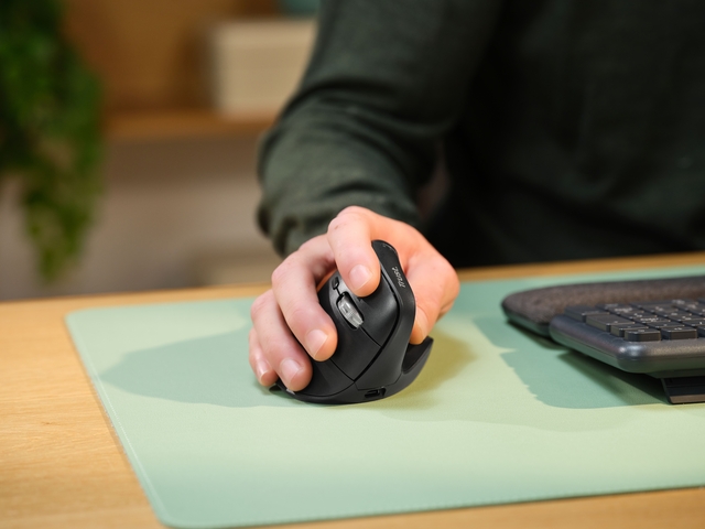 computer mouse, wireless mouse, black mouse, ergonomic, desk setup