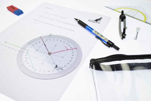 geometrische cirkel, meetlat-teken, rekenwerk, transparante portemonnee?, ik mis?