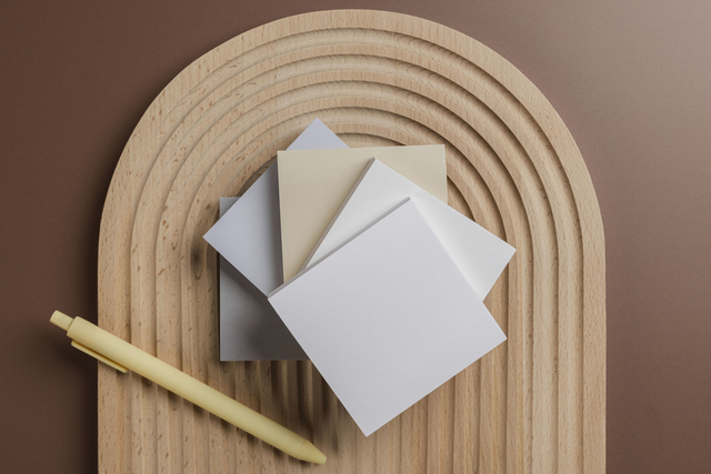 post-its, stickers, notitiekaartjes, papieren blok, krijt en papier