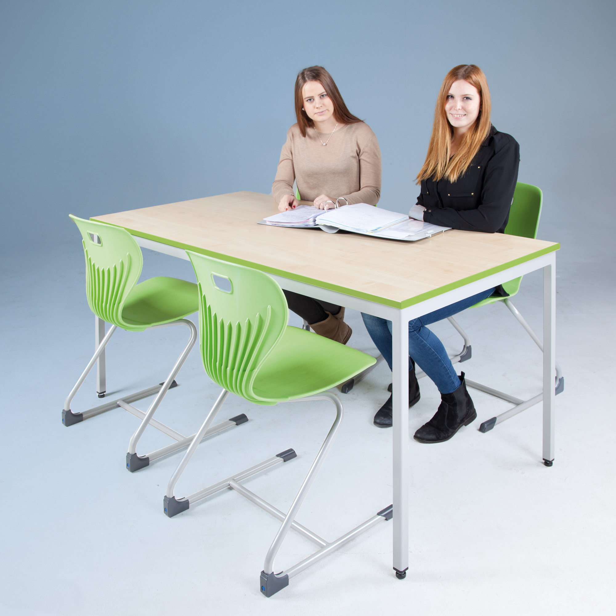 Tafel met vierkant buisframe en laminaat blad