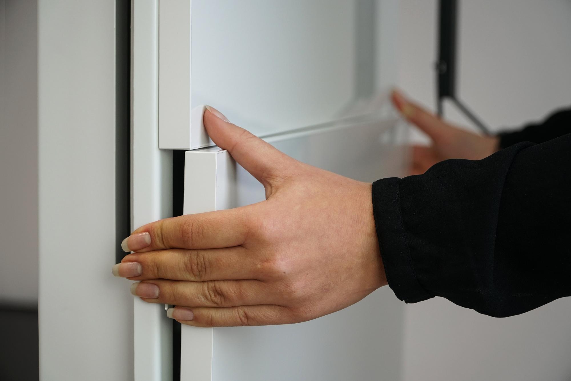 Gemotoriseerde displaysteun voor wand- of vloermontage en opname van een display tot 86" - "MOW-S"