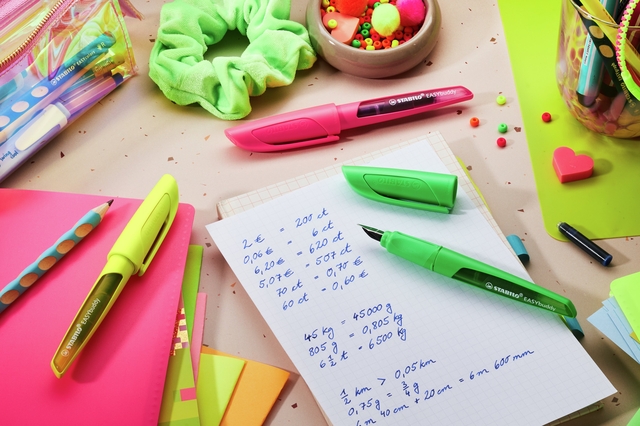 kawaii kantoor, schriften, pennen, notitieblok, kleurig