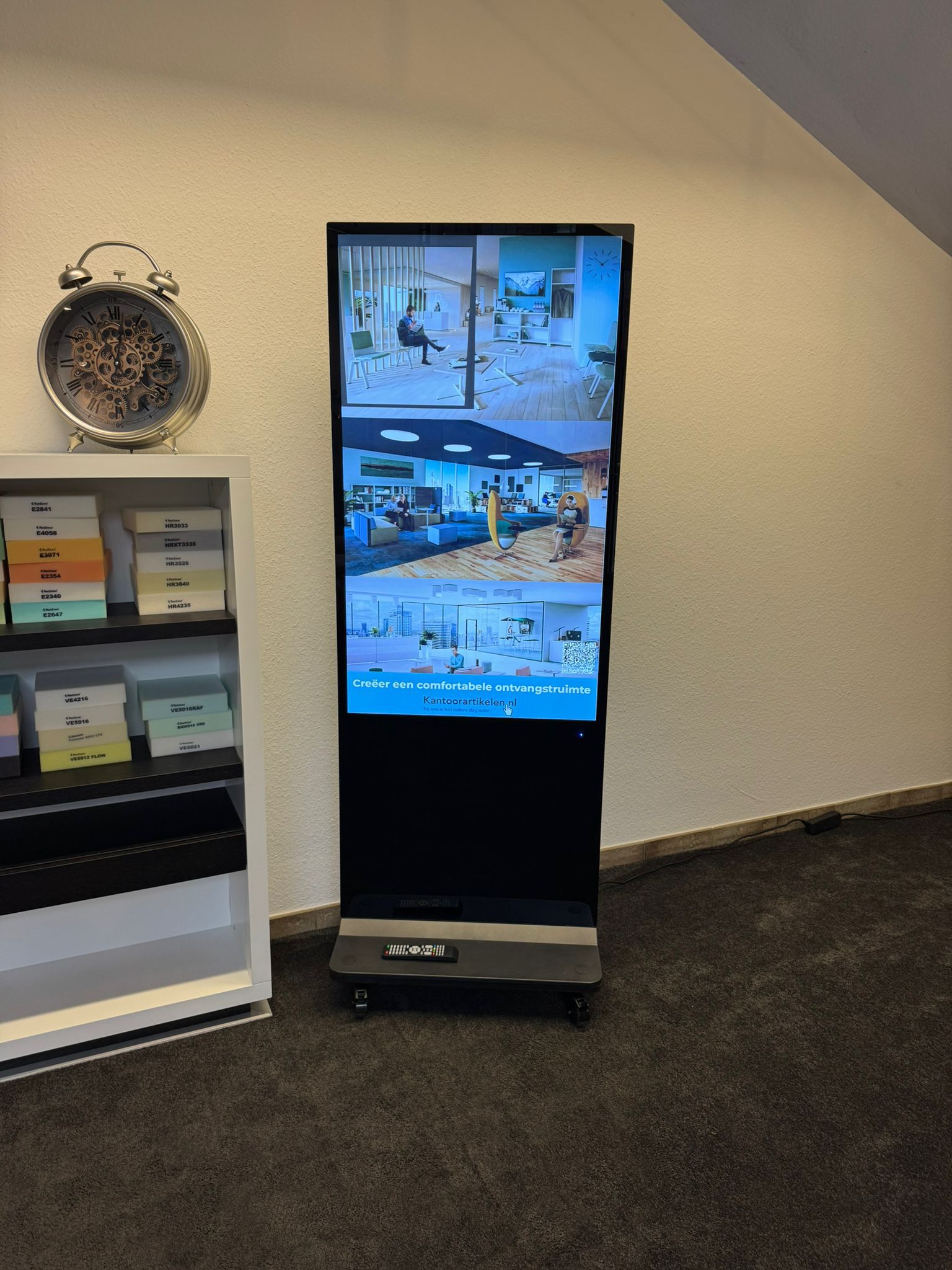 digitale display, staand scherm, wieltjes, zwart, reclamescherm