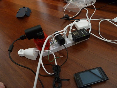 Altijd genoeg stopcontacten en oplaadpunten in, op en onder je bureau Altijd genoeg stopcontacten en oplaadpunten in, op en onder je bureau