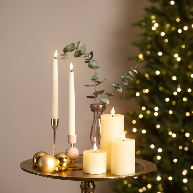 kerstdecoratie, witte kaarsen, kandelaar, gouden schaal, eucalyptus