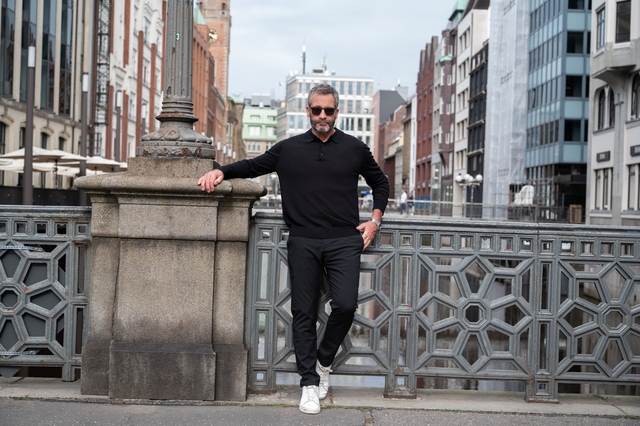 tweed?, zwart polo, zwarte broek, zonnebril, witte sneakers, urbane foto, man, brug railing, casual outfit