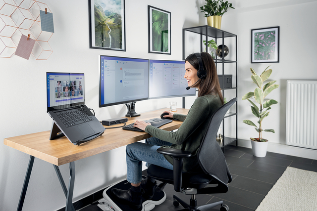 kantoor, computerwerkplek, duo-monitoren, laptopstand, kantoorstoel