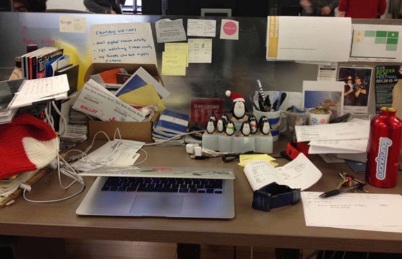 Creatiever aan een rommelig bureau Creatiever aan een rommelig bureau